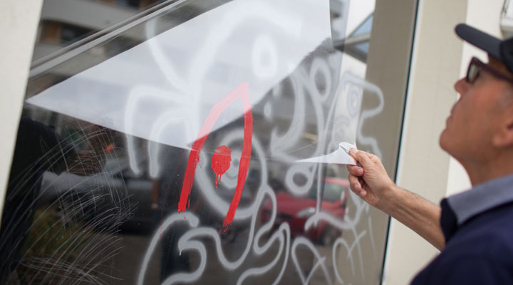 Graffitischutz Folie auf einem Fenster Glas.